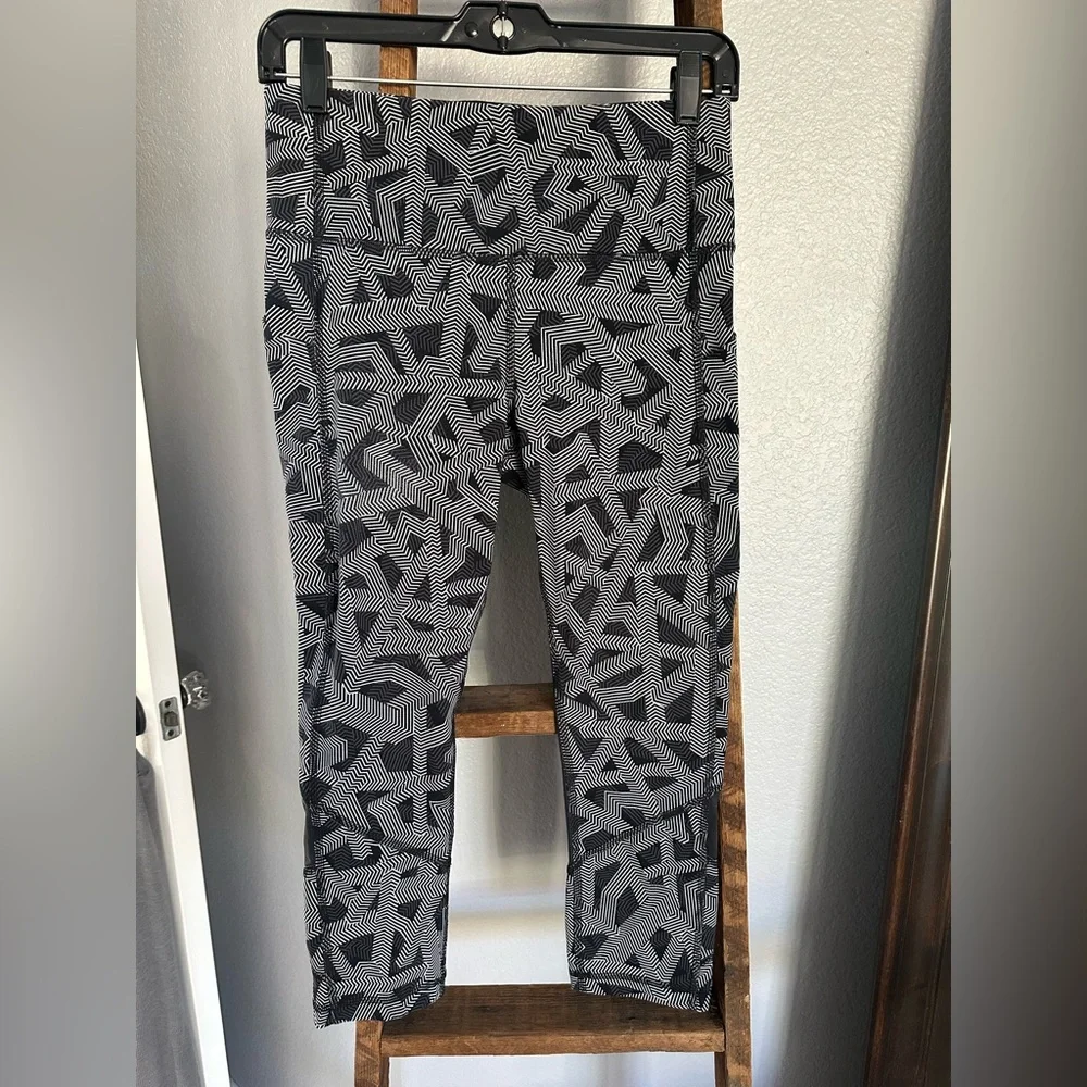 Lululemon Geometric Leggings, size 6 - Picture 6 of 10